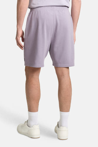 Paarse short van TOM TAILOR, gezien van achteren, met witte sokken en crèmekleurige schoenen.
