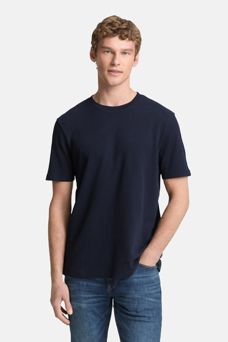 Blauw T-shirt met korte mouwen van TOM TAILOR, met een ribtextuur en gedragen met een blauwe jeans.