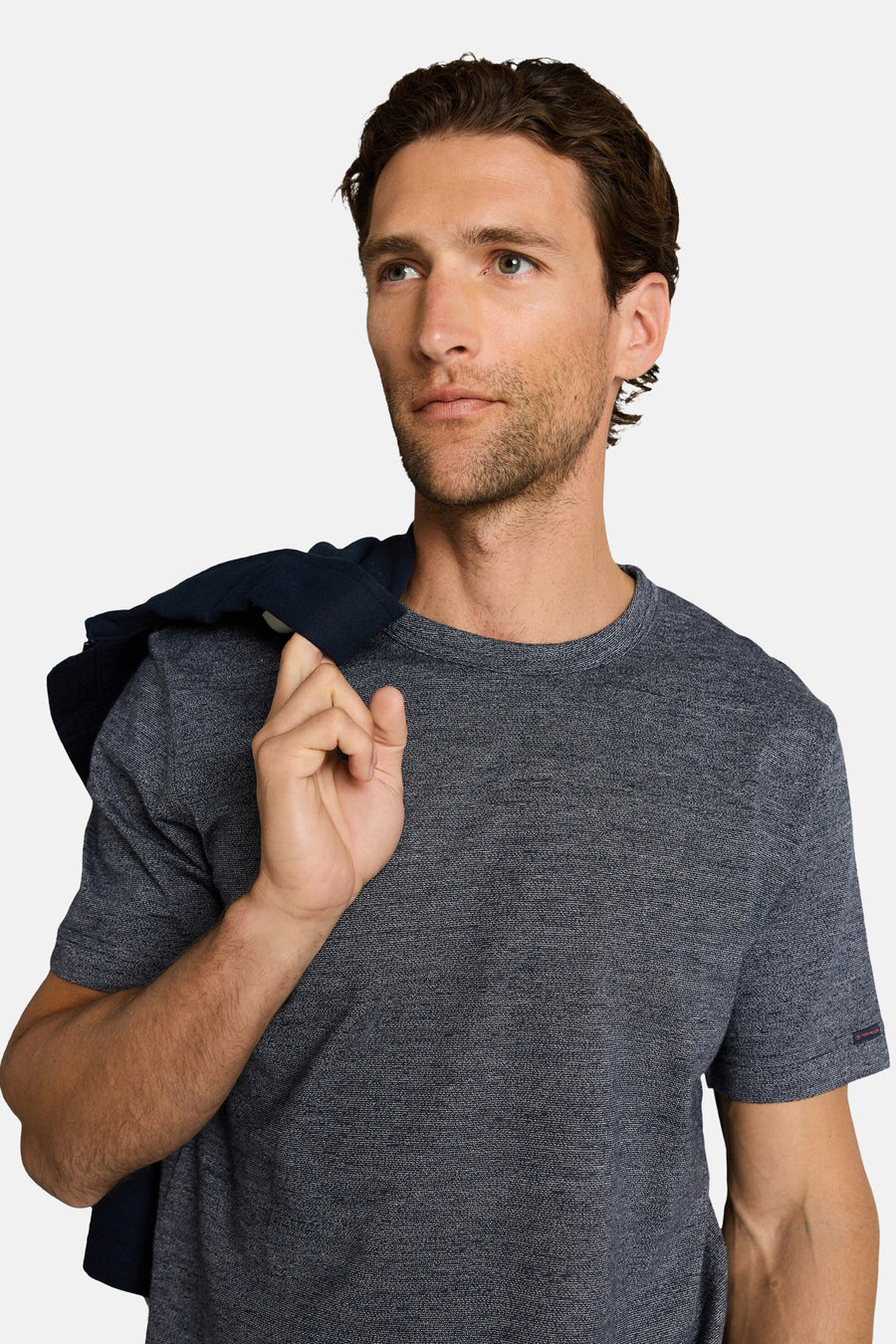 Blauw T-shirt met korte mouwen van TOM TAILOR, met een jas over de schouder.
