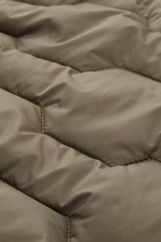 Kaki korte jas van TOM TAILOR, gewatteerde textuur met horizontale stiksels.
