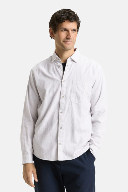 Chemise écru à manches longues de TOM TAILOR, vue sur le dos, associée à une pantalon foncé.