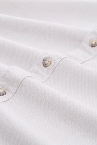 Wit katoenen overhemd met knopen.
