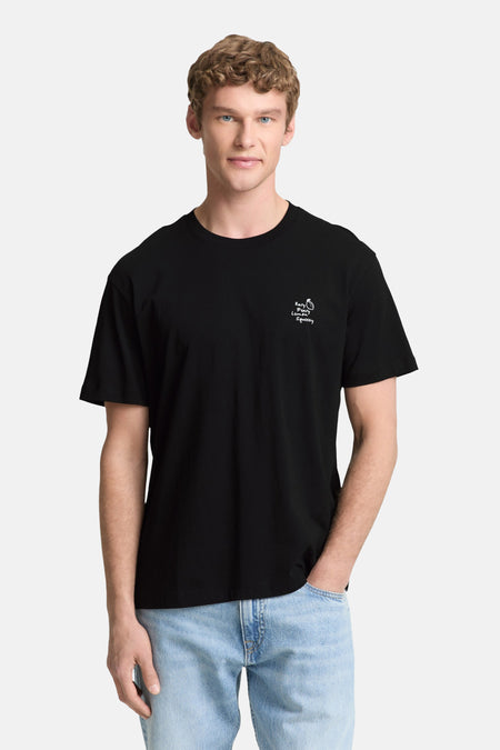 Zwart T-shirt met korte mouwen van TOM TAILOR, met witte print op de borst en gedragen met een blauwe jeans.
