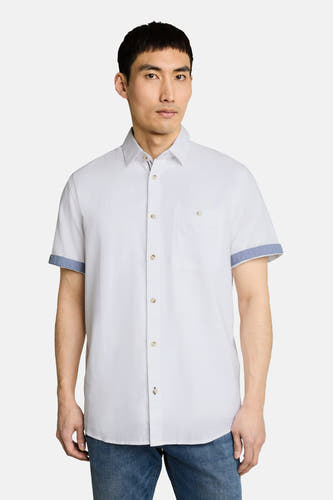 Wit korte mouwen overhemd van TOM TAILOR met blauwe mouwranden en borstzakje, vooraanzicht op model