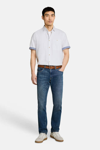Wit korte mouwen overhemd van TOM TAILOR, met blauwe boorden aan mouwen, borstzakje en goudkleurige knopen, gedragen met jeans en bruine riem, front view.