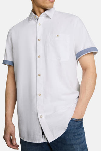 Wit korte mouwen overhemd van TOM TAILOR met blauwe mouwranden, borstzakje en goudkleurige knopen, vooraanzicht op model