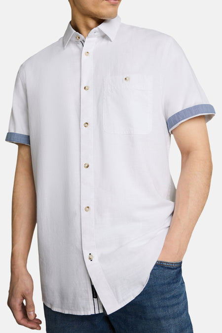 Wit korte mouwen overhemd van TOM TAILOR met blauwe mouwranden, borstzakje en goudkleurige knopen, vooraanzicht op model