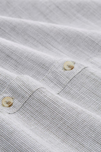 Grijs katoenen overhemd van TOM TAILOR met fijne streepstructuur en crèmekleurige knopen, close-up detail