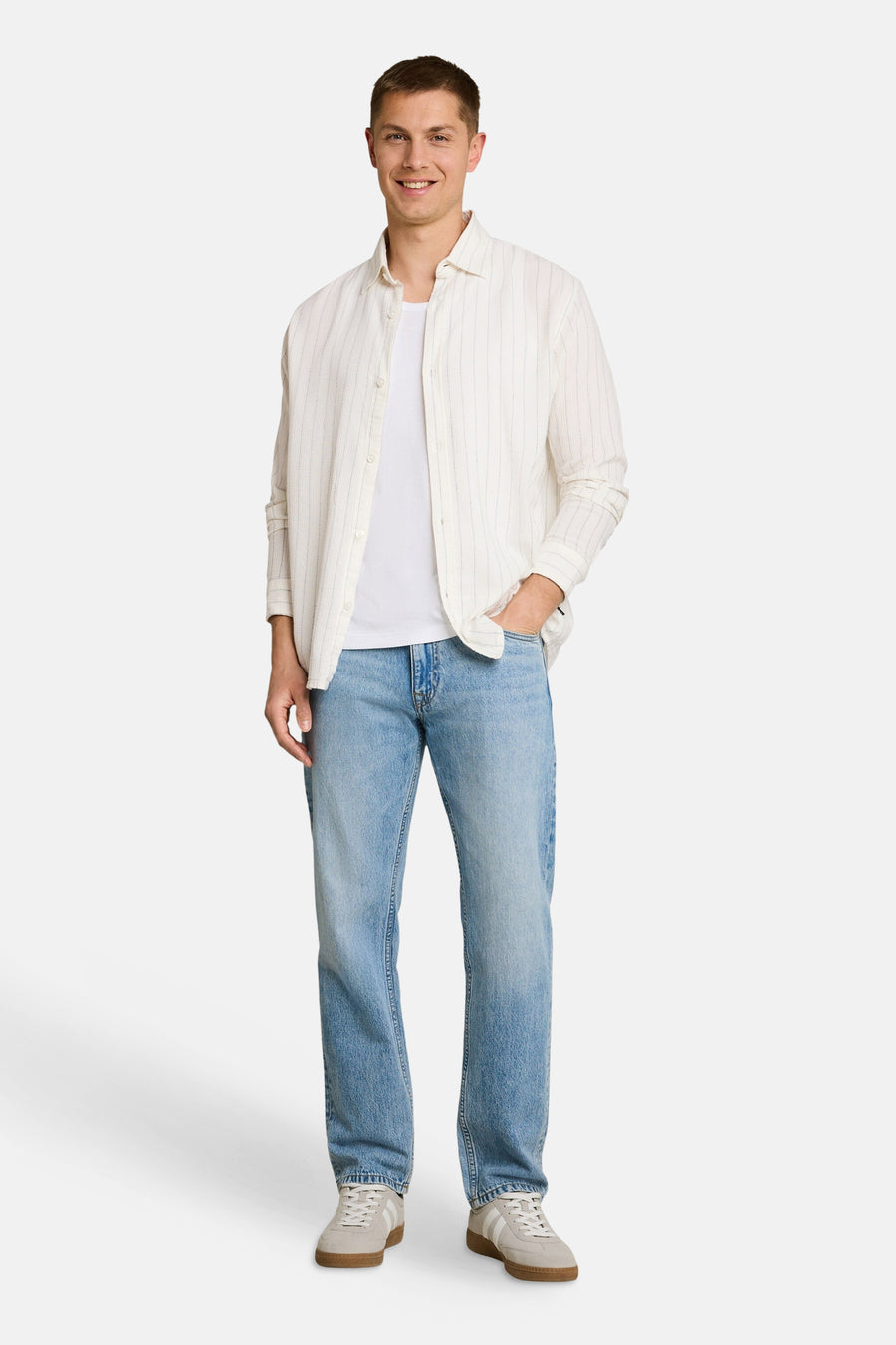 Ecru gestreept overhemd van TOM TAILOR, lichte stof, lange mouwen, casual look, model draagt wit onderhemd en blauwe jeans
