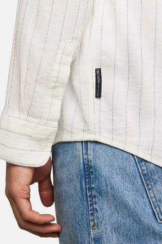 Ecru overhemd met fijne blauwe strepen van TOM TAILOR, close-up van mouw en borstzakje, gekleed met blauwe jeans