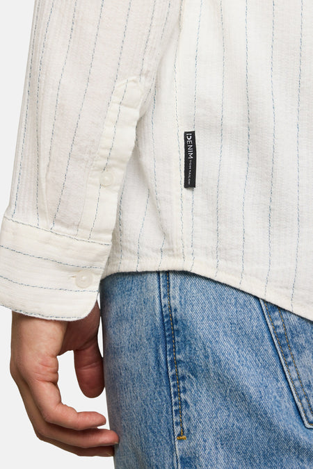 Ecru overhemd met fijne blauwe strepen van TOM TAILOR, close-up van mouw en borstzakje, gekleed met blauwe jeans