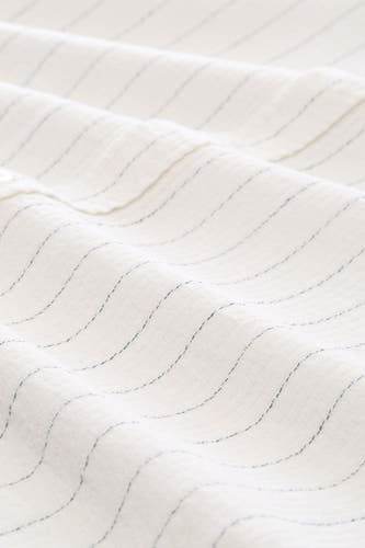 Ecru overhemd met blauwe zigzag strepen van TOM TAILOR, close-up textuur, zachte stof, lichte plooien