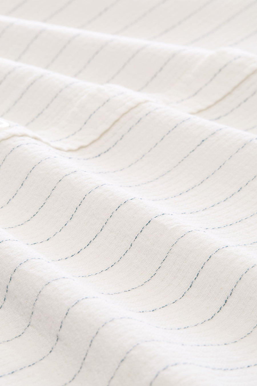 Ecru overhemd met blauwe zigzag strepen van TOM TAILOR, close-up textuur, zachte stof, lichte plooien