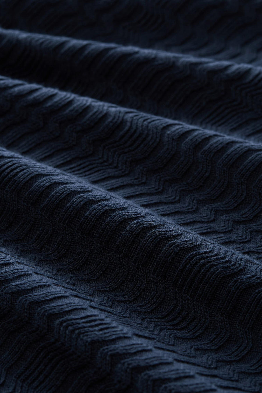 Donkerblauwe trui met ronde hals van TOM TAILOR, textuurrijke zigzag breipatroon, close-up detail