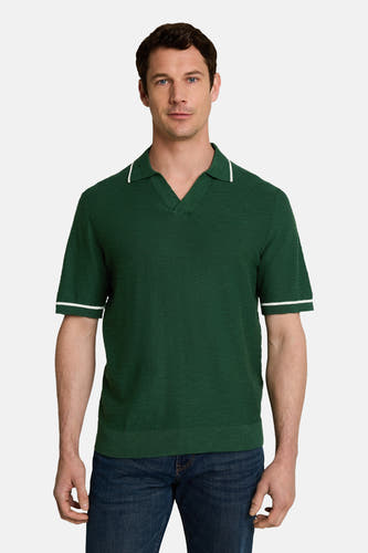 Groene polo met witte bies aan kraag en mouwen, van TOM TAILOR, gedragen door model in lifestyle shot