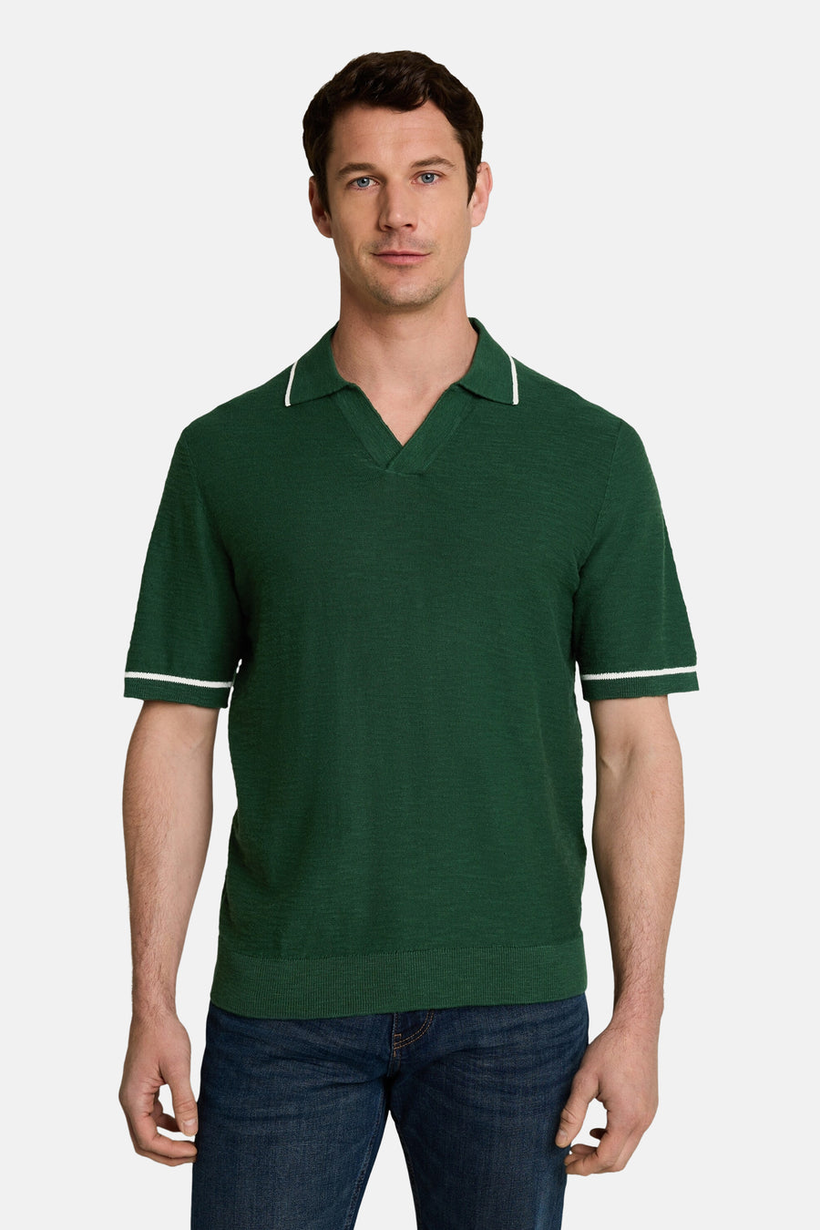 Groene polo met witte bies aan kraag en mouwen, van TOM TAILOR, gedragen door model in lifestyle shot