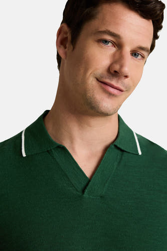 Groene polo met witte kraagaccenten van TOM TAILOR, close-up op de hals en bovenkant, gestreept textuur, casual look