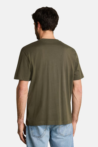 Olijfgroene korte mouw T-shirt van TOM TAILOR, achterzijde, gladde stof, casual fit, model draagt lichtblauwe jeans