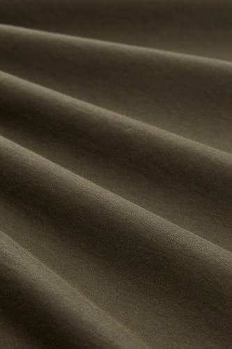 Groene korte mouwen t-shirt van TOM TAILOR, close-up van zachte katoenstof met fijne vouwen en natuurlijke textuur