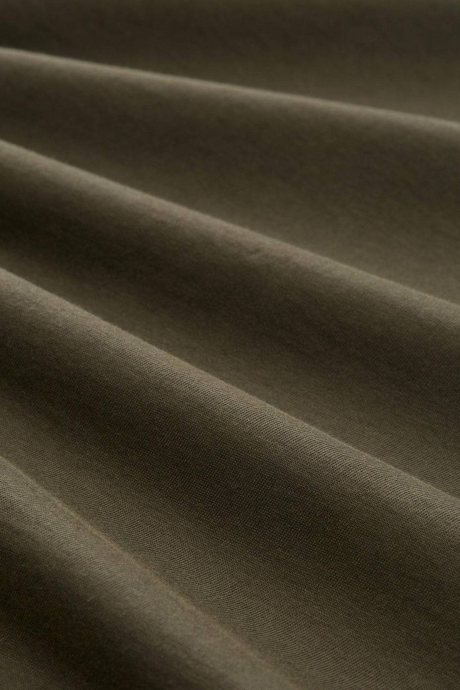 Groene korte mouwen t-shirt van TOM TAILOR, close-up van zachte katoenstof met fijne vouwen en natuurlijke textuur