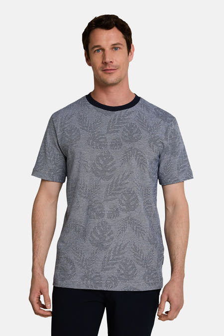 Blauwe korte mouw t-shirt van TOM TAILOR met fijn textuurpatroon en donkere kraag, vooraanzicht op model