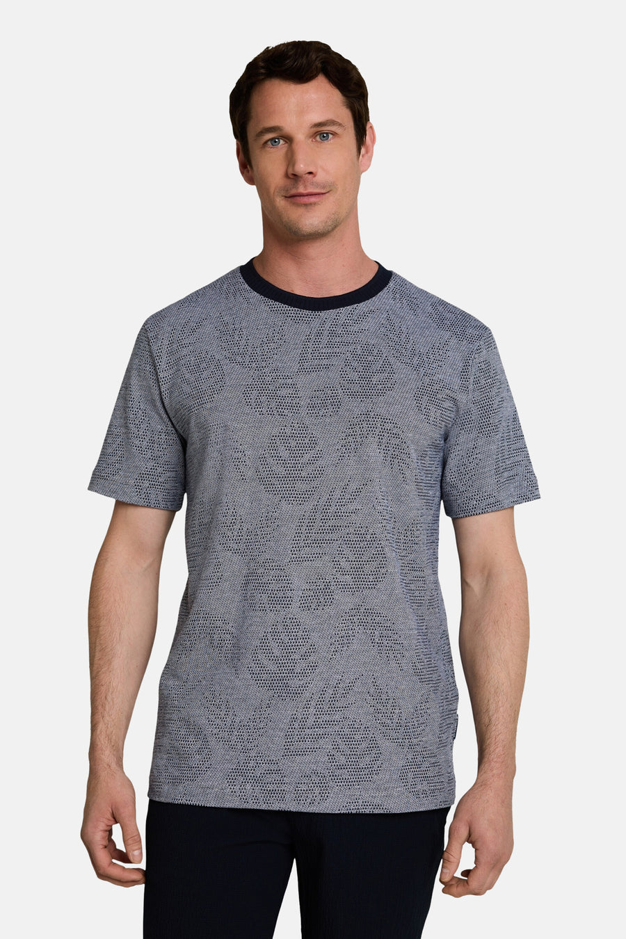 Blauwe korte mouw t-shirt van TOM TAILOR met fijn textuurpatroon en donkere kraag, vooraanzicht op model