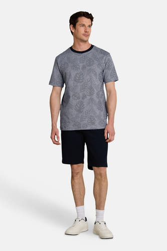 Blauwe T-shirt met fijn stippenpatroon van TOM TAILOR, gedragen met donkere korte broek en witte sneakers, front view