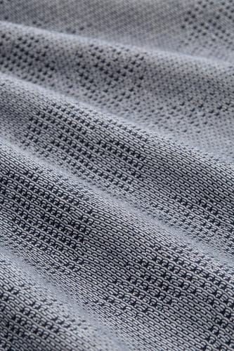 Blauwe korte mouwen t-shirt van TOM TAILOR, textuurrijke gebreide stof met fijne stippenpatroon, close-up detail