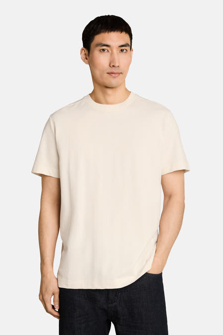 Ecru korte mouw T-shirt van TOM TAILOR met fijne verticale structuur, ronde hals, model in lifestyle pose
