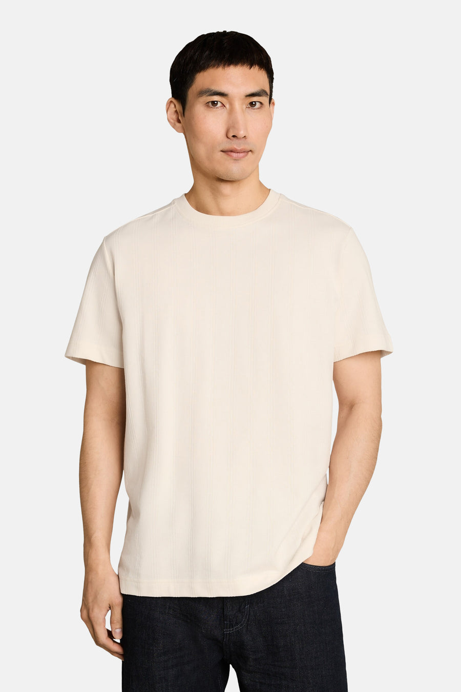 Ecru korte mouw T-shirt van TOM TAILOR met fijne verticale structuur, ronde hals, model in lifestyle pose