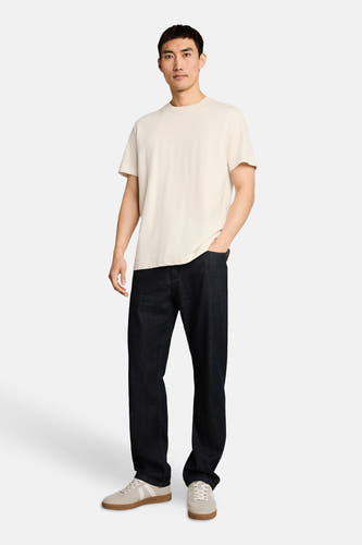 Ecru korte mouwen T-shirt van TOM TAILOR, ribbeltextuur, ronde hals, model draagt donkere jeans en beige sneakers, front view