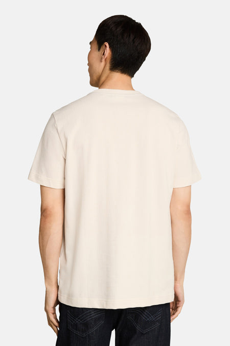 Ecru korte mouw T-shirt van TOM TAILOR, achterzijde met fijne verticale structuur, model in donkere jeans, casual look