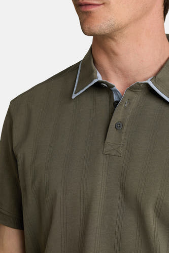 Groene polo met ribstructuur van TOM TAILOR, lichtblauwe kraagaccenten en donkere knopen, close-up van bovenkant