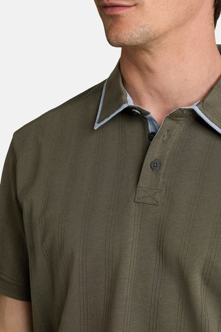 Groene polo met ribstructuur van TOM TAILOR, lichtblauwe kraagaccenten en donkere knopen, close-up van bovenkant