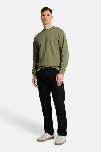 Groene ronde hals sweater van TOM TAILOR, gedragen met zwarte jeans en beige sneakers, front view.