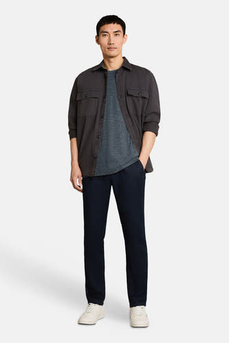 Blauwe korte mouwen T-shirt van TOM TAILOR, gedragen onder een donkere overhemd, met donkere broek en witte sneakers, front view.