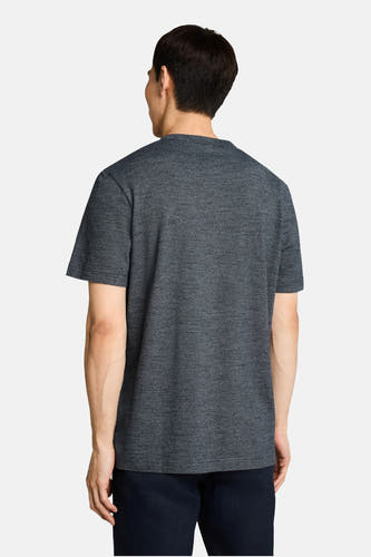 Blauwe korte mouw t-shirt van TOM TAILOR, heather textuur, rugzijde, model draagt donkere broek