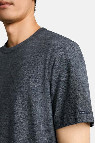 Blauwe korte mouw t-shirt van TOM TAILOR, met melange textuur en logo label aan mouw, close-up zijaanzicht