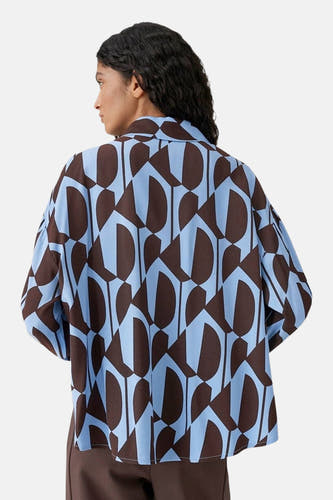Multikleurige blouse met lange mouwen van OPUS, met een opvallend geometrisch patroon in blauw en bruin.
