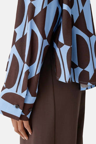 Multikleurige blouse met lange mouwen van OPUS, met een geometrisch patroon in blauw en bruin.