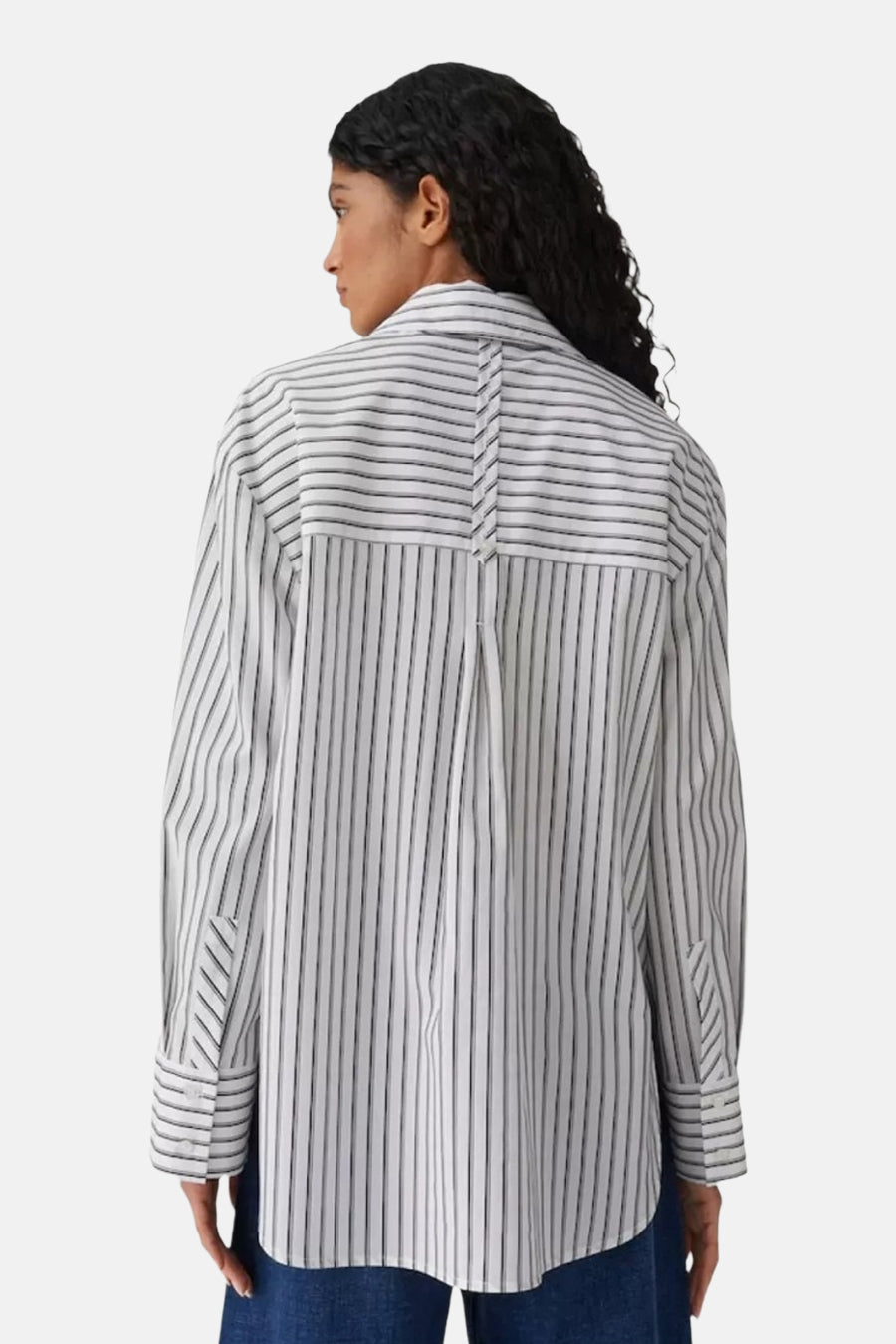 Wit gestreept hemd met lange mouwen van OPUS, met een knoopsluiting op de rug.