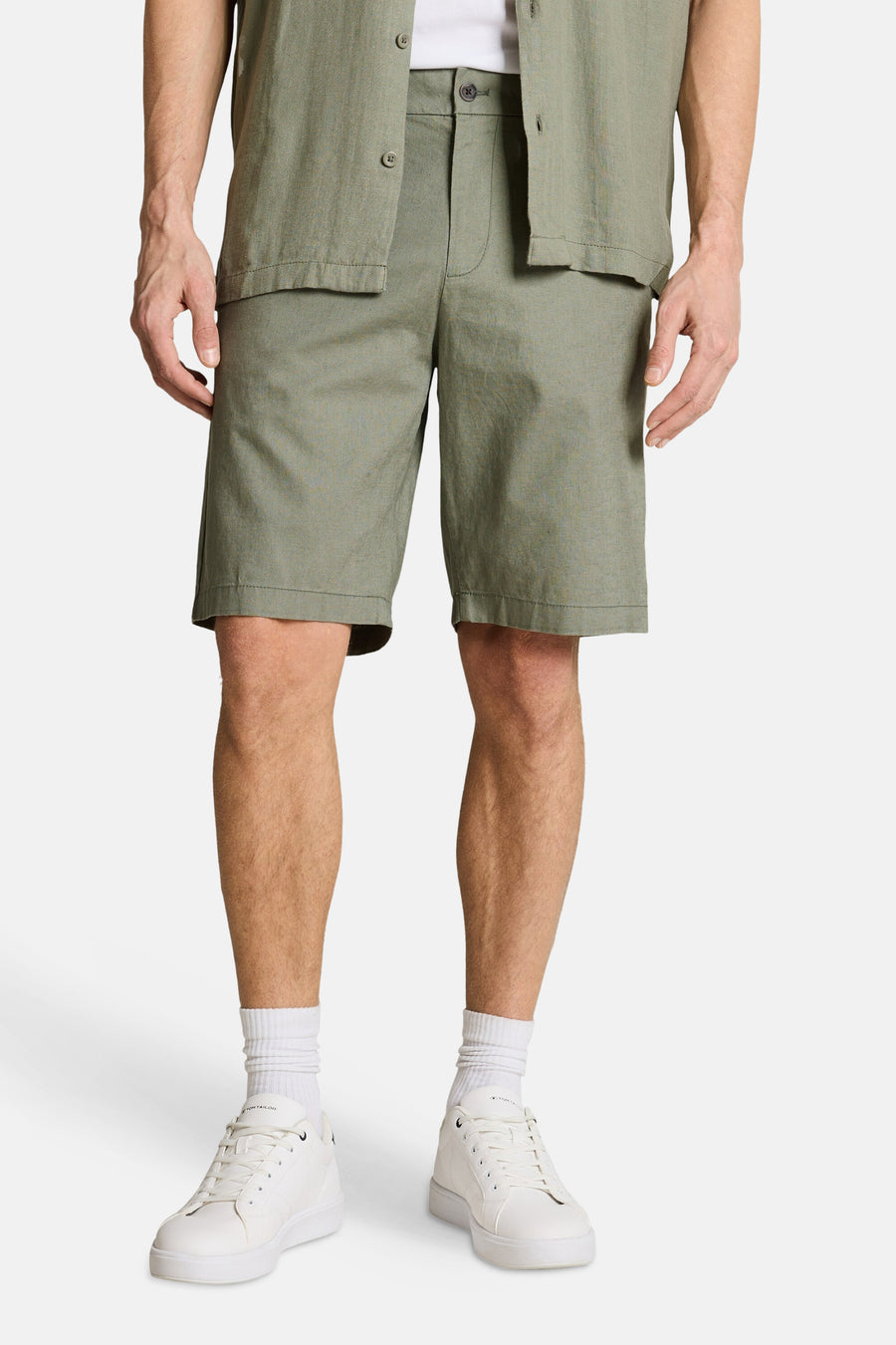 Groene short van TOM TAILOR, effen stof, gecombineerd met witte sokken en sneakers.