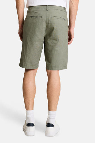 Groene short van TOM TAILOR, gezien van achteren, met witte sokken en witte sneakers.