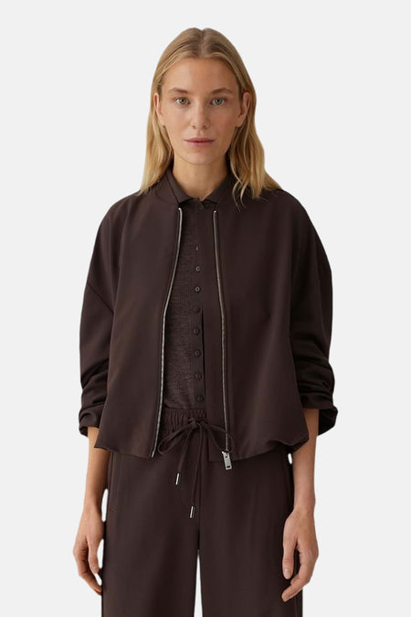 Bruine korte jas van OPUS, met zilveren ritssluiting en bijpassende broek met trekkoord.