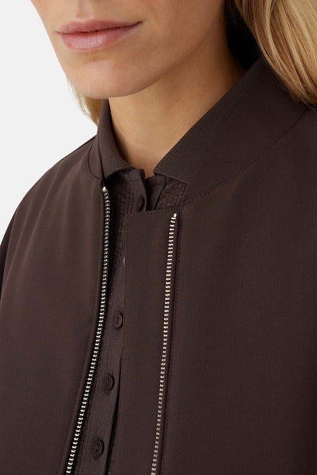 Bruine jas van OPUS, met ritssluiting en knoopsluiting, en een nette kraag.
