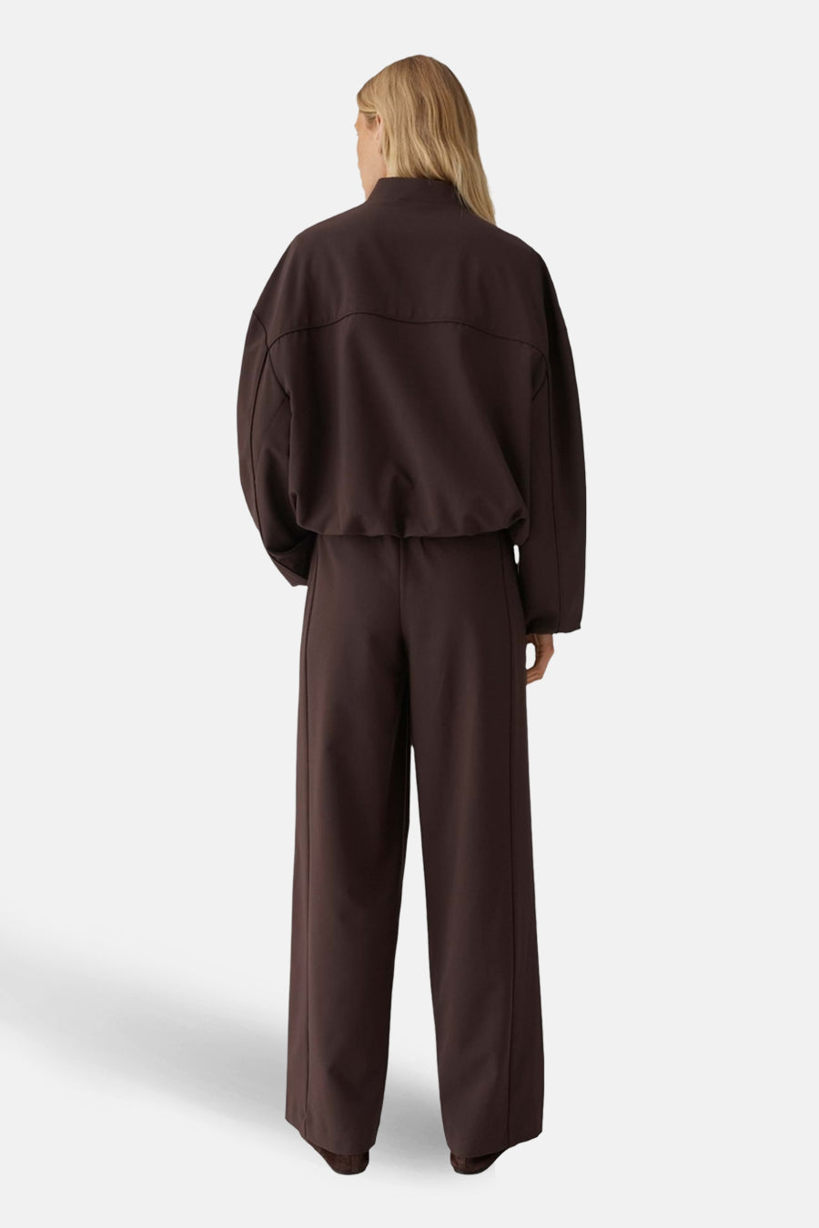 Veste courte marron d'OPUS, vue de dos, avec une coupe ample et des manches longues, portée avec un pantalon assorti.