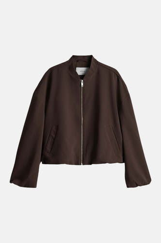 Veste courte marron OPUS, à manches longues, fermeture éclair et poches latérales.