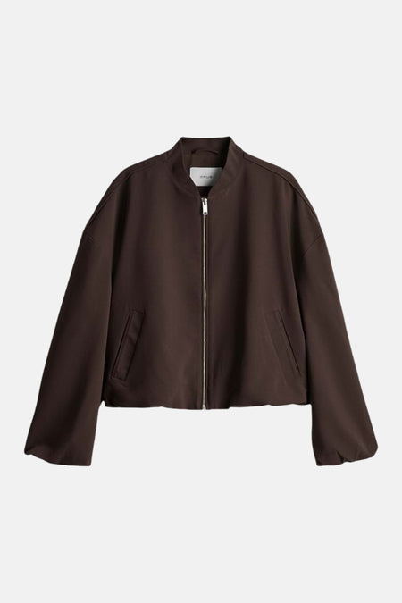 Bruine korte jas van OPUS, met lange mouwen, ritssluiting en steekzakken aan de zijkanten.
