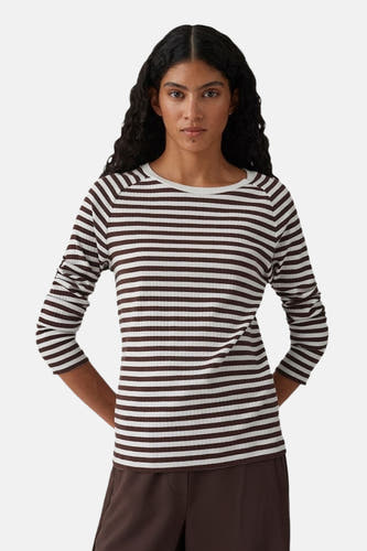 T-shirt marron à manches longues d'OPUS, avec des rayures horizontales et associé à un pantalon marron large.