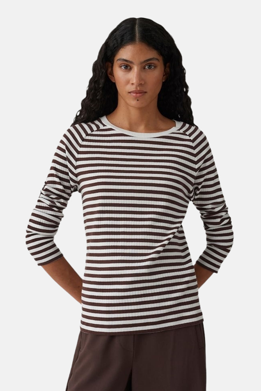 Bruin T-shirt met lange mouwen van OPUS, met horizontale strepen en een ribgebreide textuur.